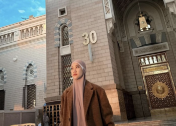 8 Gaya Hijab BCL saat umroh, Netizen Doakan Segera Hijrah