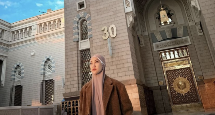 8 Gaya Hijab BCL saat umroh, Netizen Doakan Segera Hijrah