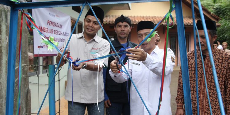 Kolaborasi Kebaikan, LAZWaf Al Azhar dan Prudential Syariah Serah Terima Program Sumber Air Bersih dan MCK di Desa Pelosok