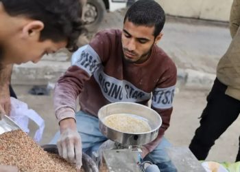 Berjuang Hadapi Kelaparan, Warga Gaza Giling Pakan Ternak untuk Dijadikan Roti