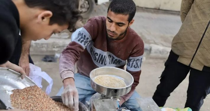 Berjuang Hadapi Kelaparan, Warga Gaza Giling Pakan Ternak untuk Dijadikan Roti