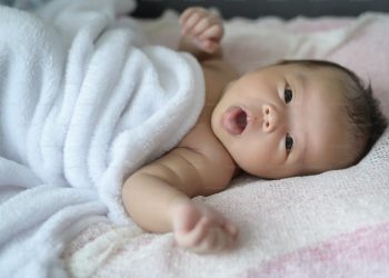 6 Stimulasi untuk Dukung Tumbuh Kembang Bayi Usia 0-6 Bulan