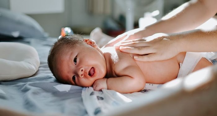 Membangun Kedekatan dengan Si Kecil Melalui Pijatan, Berikut ini Manfaat Pijat bagi Bayi!
