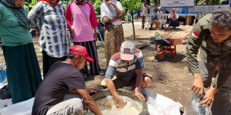 Manfaatkan Limbah, Warga Desa Waringinsari Ikuti Pelatihan Pembuatan Pupuk Organik