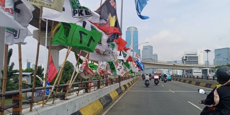 Bendera, Kaos, dan Baliho