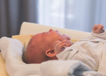 Cara Mengatasi Panik saat Bayi Menangis