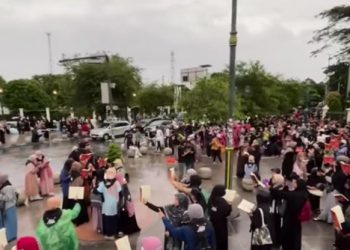 Sekelompok Anak Muda Ramai Mengaji di Titik Nol Kilometer Jogjakarta