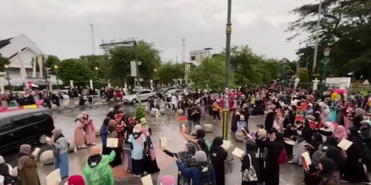 Sekelompok Anak Muda Ramai Mengaji di Titik Nol Kilometer Jogjakarta