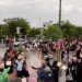 Sekelompok Anak Muda Ramai Mengaji di Titik Nol Kilometer Jogjakarta