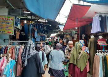 Borong Busana Muslim, Warga serbu Pasar Tanah Abang di Awal Ramadan