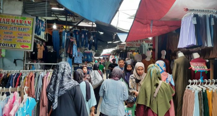 Borong Busana Muslim, Warga serbu Pasar Tanah Abang di Awal Ramadan