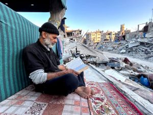 Warga Palestina Buka Puasa di Reruntuhan Rumahnya