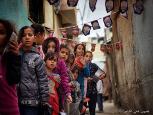 Anak-anak, Perempuan dan Orang Tua Palestina Mengantre untuk Makan di Tengan Perang Israel di Gaza