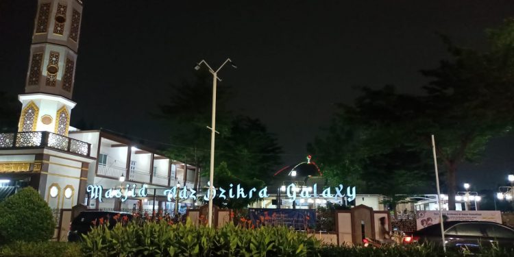 Masjid Adz Dzikra Grand Galaxy Tebar 700 Paket Santunan untuk Jemaah