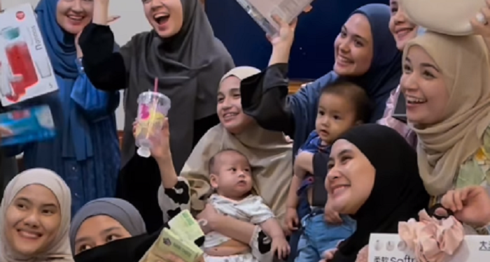 Bikin Adem, Potret Dhini Aminarti Bareng Sahabat Tercinta