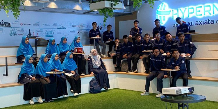 Factory Tour; Santri RGI Kelas Aplikasi Perkantoran dan TKJ Kunjungi Hypernet Technologies di Jakarta Pusat