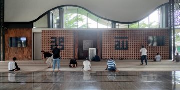Hukum Mengumumkan Kematian di Masjid