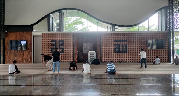 Hukum Mengumumkan Kematian di Masjid