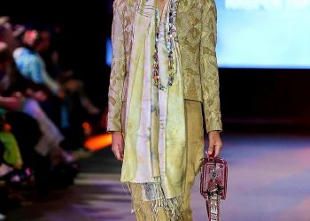 Desainer Indonesia, Merdi Sihombing, Kembali Memukau di Ajang Melbourne Fashion Festival 2024 Lewat Koleksi Batik Pewarnaan Alam dari Banyuwangi