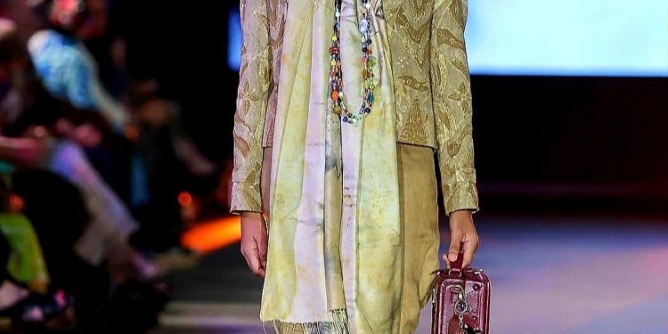 Desainer Indonesia, Merdi Sihombing, Kembali Memukau di Ajang Melbourne Fashion Festival 2024 Lewat Koleksi Batik Pewarnaan Alam dari Banyuwangi