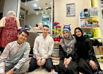 Potret Fitri Carlina dalam Momen Tahlilan Meninggalnya Sahabat Tersayang Stevie Agnecya