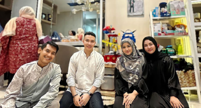 Potret Fitri Carlina dalam Momen Tahlilan Meninggalnya Sahabat Tersayang Stevie Agnecya