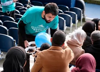 300 Orang Lebih Berbuka Puasa di Stadion West Bromwich Albion Inggris