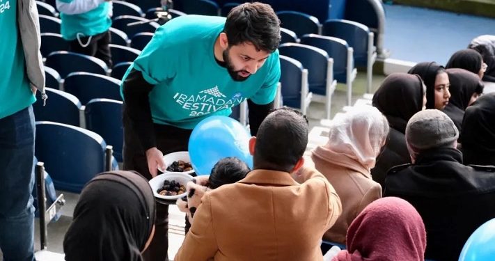 300 Orang Lebih Berbuka Puasa di Stadion West Bromwich Albion Inggris