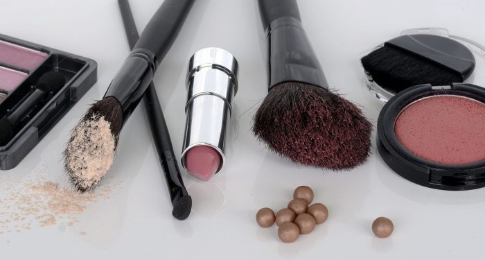 5 Cara Mudah Memilih Kosmetik Halal untuk Wanita Muslimah