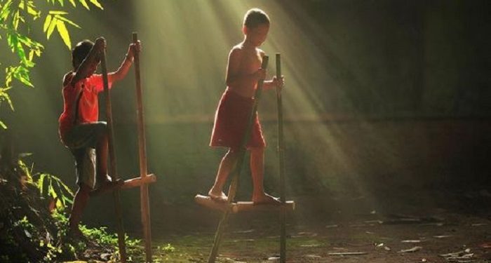 Bermain Egrang Bambu bisa Meningkatkan Kekuatan Otot, Simak Manfaatnya Berikut