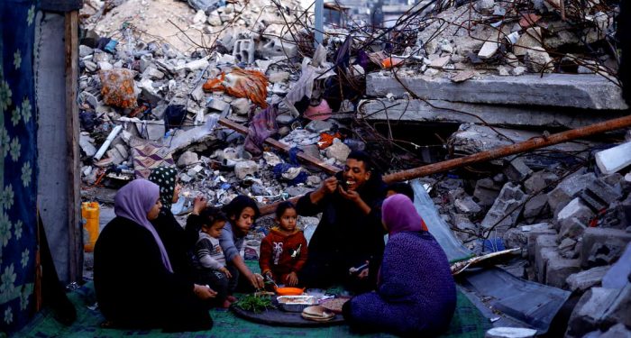 Warga Palestina Buka Puasa di Reruntuhan Rumahnya