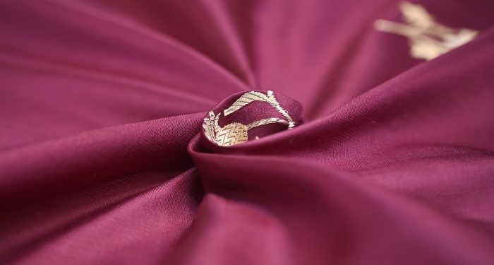 Simak, 5 Keunggulan Bahan Kain Satin untuk Gamis Wanita Muslimah