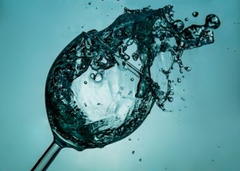 Menjaga Asupan Cairan Tubuh saat Puasa dengan Rumus 2-4-2