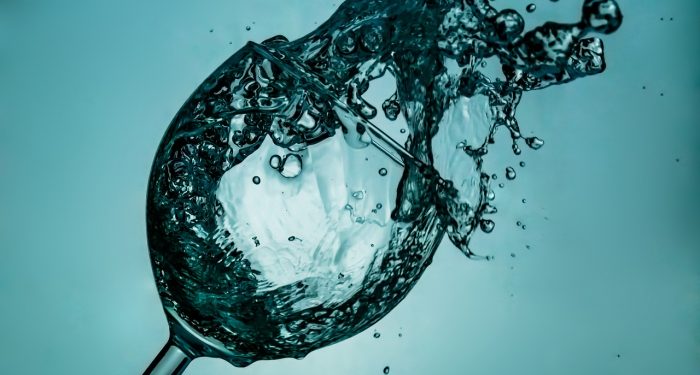 Menjaga Asupan Cairan Tubuh saat Puasa dengan Rumus 2-4-2