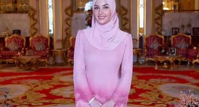 Gaya Anisha Rosnah Kenakan Baju Kurung, Inspirasi Outfit untuk Lebaran