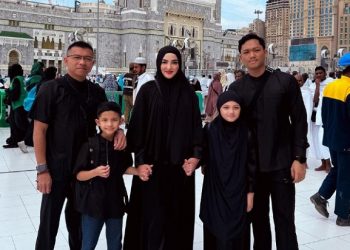 Busana Serba Hitam, Potret Kekompakan Keluarga Atta Halilintar Hingga Anang Hermansyah Pergi Umroh Bersama