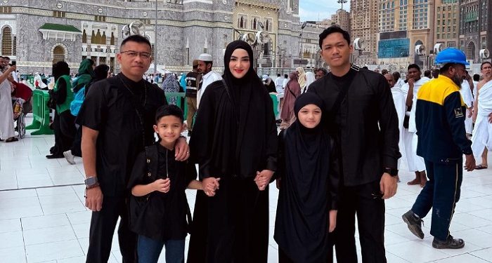Busana Serba Hitam, Potret Kekompakan Keluarga Atta Halilintar Hingga Anang Hermansyah Pergi Umroh Bersama