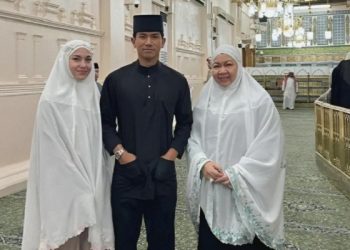 Cantik Paripurna Tanpa Makeup, Anisha Rosnah Umroh Perdana Bersama Pangeran Mateen
