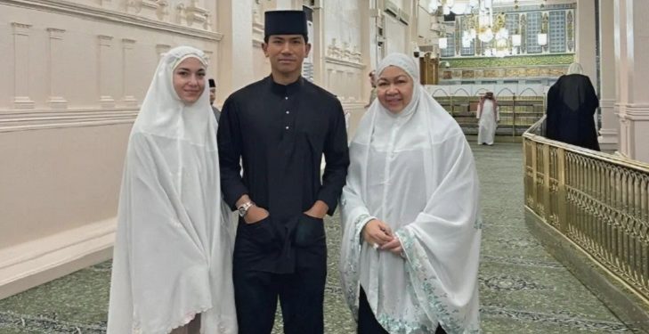 Cantik Paripurna Tanpa Makeup, Anisha Rosnah Umroh Perdana Bersama Pangeran Mateen