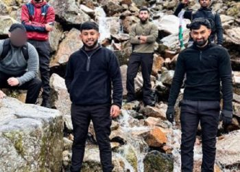 Kelompok Muslim Oldham Mendaki Gunung Saat Berpuasa untuk Menggalang Dana Membantu Masyarakat Bangladesh