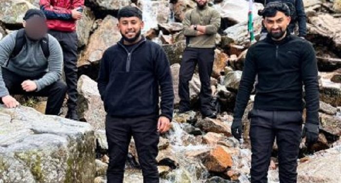 Kelompok Muslim Oldham Mendaki Gunung Saat Berpuasa untuk Menggalang Dana Membantu Masyarakat Bangladesh