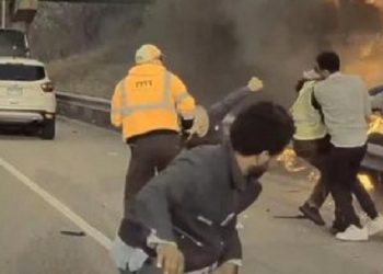 Mobil Terbakar, Sekelompok Muslim di Samaria Berhasil Menyelamatkan Seorang Pria