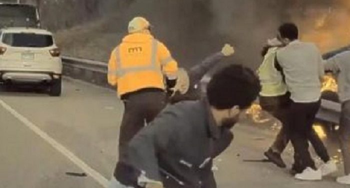 Mobil Terbakar, Sekelompok Muslim di Samaria Berhasil Menyelamatkan Seorang Pria