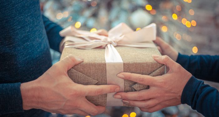 Saling Berbagi Hadiah, Hamper, Parsel, dan Salam Tempel di Hari Raya