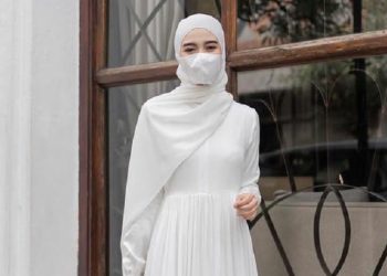 Tips Memakai Hijab Putih Agar Wajah Tidak Terlihat Kusam