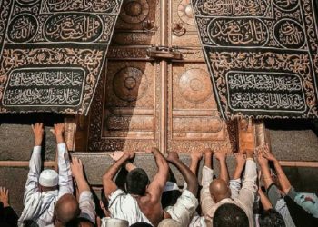 Menempelkan Tubuh di Multazam