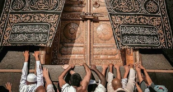 Menempelkan Tubuh di Multazam