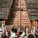 Menempelkan Tubuh di Multazam