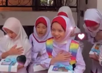 Keceriaan Siswa SD JISc dapat Hampers Lebaran dari Mam Fifi