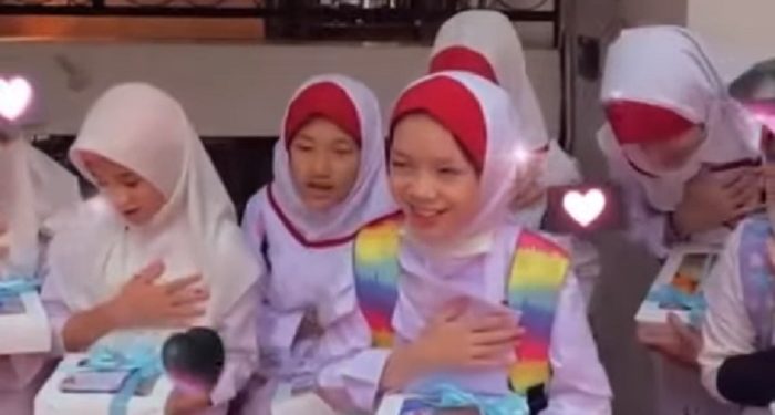 Keceriaan Siswa SD JISc dapat Hampers Lebaran dari Mam Fifi